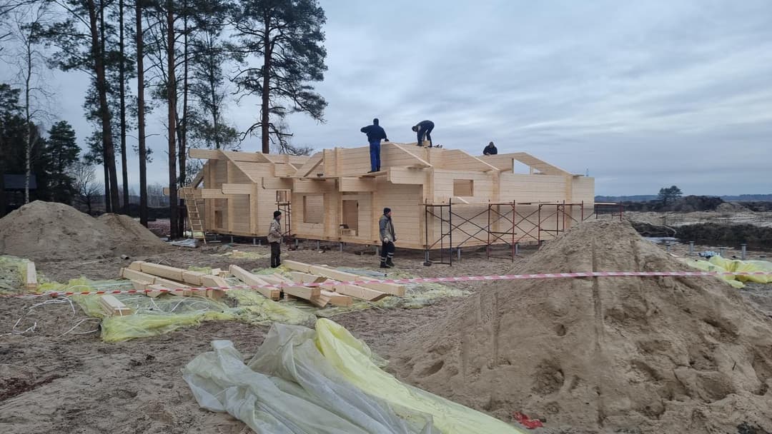 Команда на монтажі покрівлі